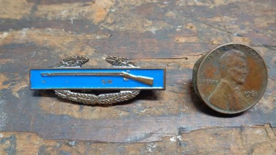 РЕДКИЙ оригинальный миниатюрный винтажный значок боевой пехоты армии США времен Второй мировой войны от ветеринара VFW - Изображение 1 из 4