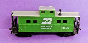 HO Scale / LIFE-LIKE / BURLINGTON NORTHERN / CABOOSE #41576 / FREIGHT - Picture 1 of 4