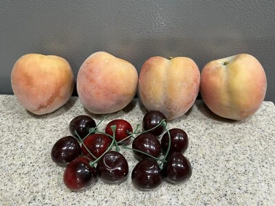 Fruta de plástico duro realista vintage, 4 melocotones y 11 cerezas en excelente estado usado Foto 1 de 3