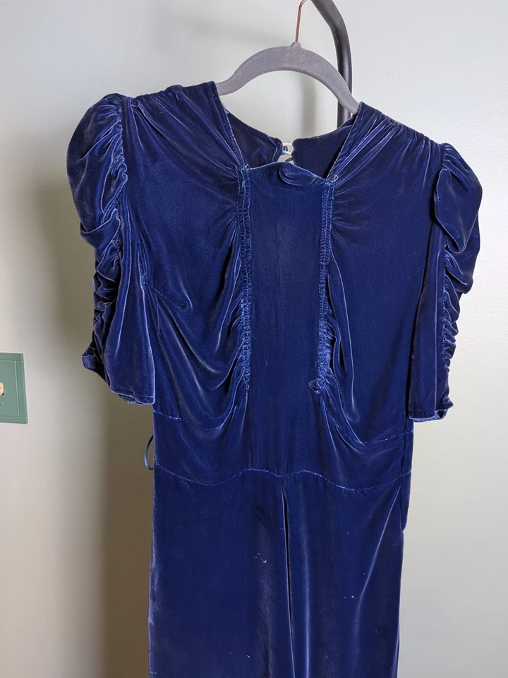Vestido vintage con cinturón de terciopelo de seda manga acanalada azul profundo años 40 *tal cual Foto 1 de 4