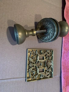 Perilla de puerta de latón ornamentado y cubierta de interruptor de luz con placa posterior - Imagen 1 de 12