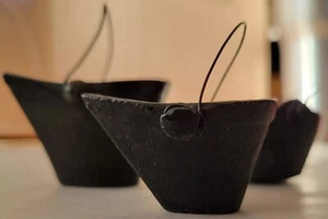 Lotto 3 miniature vintage GHISA secchiello carbone casa delle bambole giocattolo modello secchio cenere - Foto 1 di 14