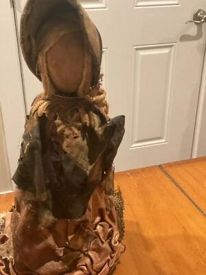 Muñeca antigua con cáscara de maíz con vestido de seda victoriano y gorro Foto 1 de 4