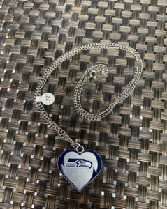 NFL FOOTBALL SEATTLE SEAHAWKS TEAM LOGO SAMMLERSTÜCK HERZ HALSKETTE ERWACHSENE GRÖSSE - Bild 1 von 3