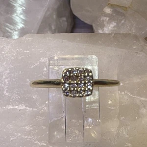 Anillo racimo pequeño de oro amarillo de 10 quilates talla 7 1,74 g (AT525-7) {ON} - Imagen 1 de 14