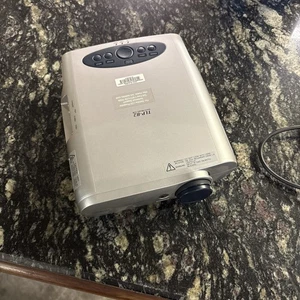 Toshiba TLP-B2U 3LCD Datenprojektor - Bild 1 von 5