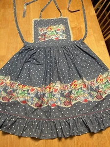 Vintage Latzschürze blau mit vielen bunten & lustigen Schuhen Rüschenrock. Unikat - Bild 1 von 18