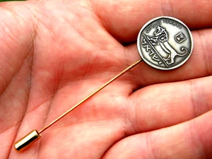 Jüdische Judaika Brosche Nadel authentisch Israel Löwe Menora Münze schönes Chanukka Geschenk - Bild 1 von 4