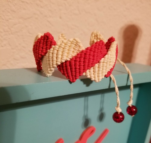 OFF WHITE Bellissimo bracciale unisex regolabile rosso bianco sporco fatto a mano in macramè.