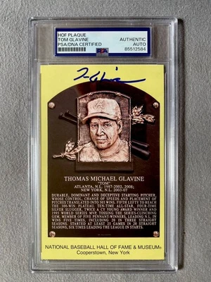 ATLANTA BRAVES- TOM GLAVINE AUTOGRAPH HALL OF FAME PLAQUE CARD PSA SLAB COA 584 - Image 1 of 2