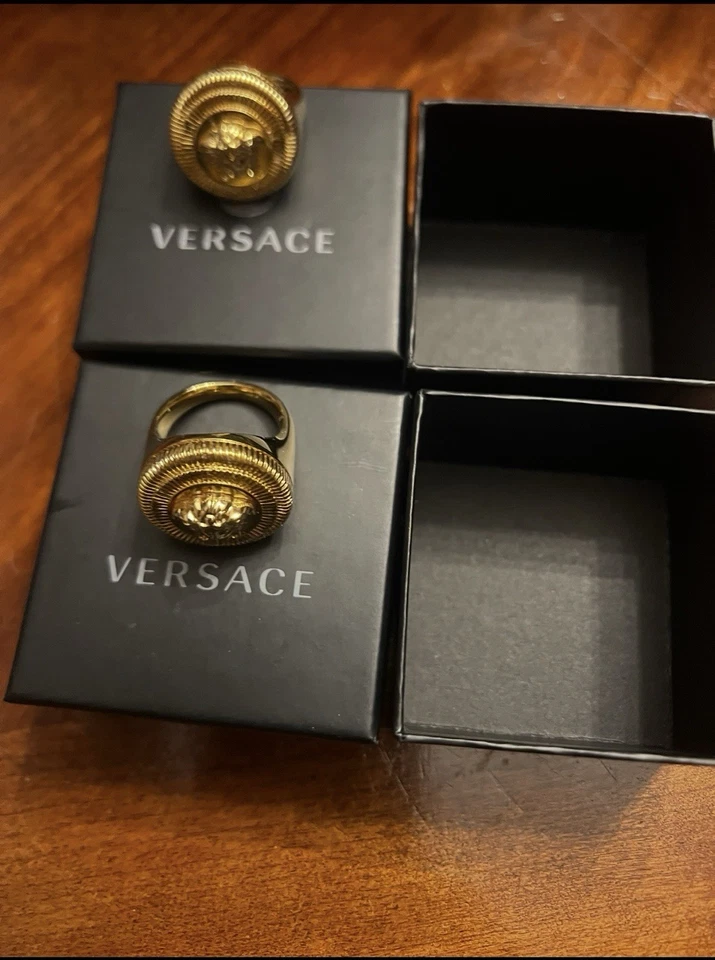 范思哲 Medusa 戒指金色金属装饰,尺寸 9,尺寸 11 — 第 1/1 张图片