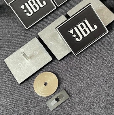 LOGO INSIGNIA EMBLEMA CUADRADO ESTILO AÑOS 70 JBL - FUNDIDO A PRESIÓN Y CEPILLADO NEGRO - REPRO HÁGALO USTED MISMO Foto 1 de 4