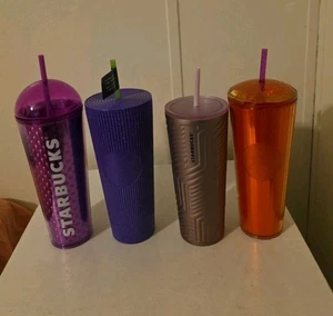 Lotto di 4 bicchieri Starbucks vari 24 oz con coperchi e cannucce.  - Foto 1 di 5