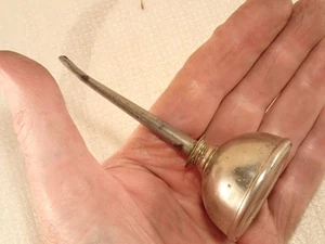 Vintage 1-7/8" Durchmesser VERNICKELTE KUPPEL Zinn Stil Öler, abgewinkelte Spitze, 4" hoch - Bild 1 von 8