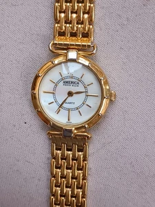 Perry Ellis America Damen Stahl goldfarben Perlen Zifferblatt Armband Quarzuhr - Bild 1 von 9