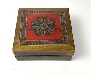 Kleine Holz 4" Schmuckschatulle Schmuck rot Blumen geschnitzt Quadrat für Ringe Halsketten - Bild 1 von 9