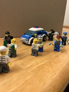 LEGO CITY: Police Car (7236) MODIFIED, Including 3 Robbers And 5 Officers - Picture 1 of 6