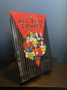 DC Archive Editions All Star Comics Volume 7 Hardcover Book LS New Sealed - Foto 1 di 3