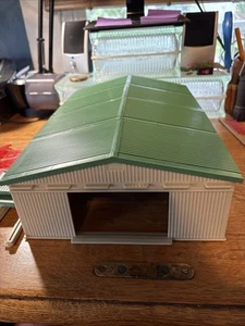 Vintage Ertl Green and Gray Machine Shed. Sliding Doors and Fence. - Picture 1 of 11