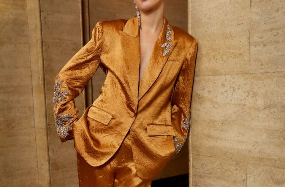 NOVO COM ETIQUETAS - CINQ À SEPT 'Cheyenne' Blazer de Cetim Enfeitado com Cristal, Pecan - Tamanho 2 - Imagem 1 de 4