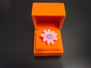 Kurt Geiger London Gänseblümchen Kristall Cocktail Ring ~ lila ~ Größe 8 NEU!!! - Bild 1 von 8