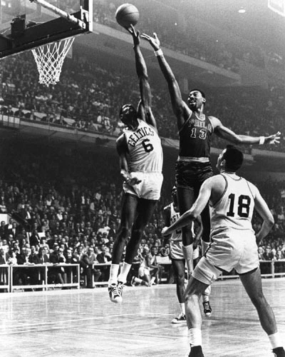 波士顿凯尔特人队比尔·鲁塞尔对费城 76 人队 WILT CHAMBERLAIN 8 x 10 照片  — 第 1/1 张图片