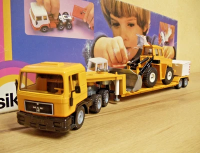 Siku 3811 / 3716 MAN Tieflader mit Baumaschine, OVP - Bild 1 von 4