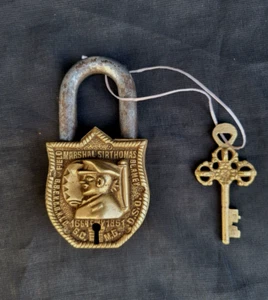 ANTIQUE INDIAN BRASS PAD LOCK WITH KEY FIELD MARSHAL SIR THOMAS COLLECTIBLE RARE - Picture 1 of 9