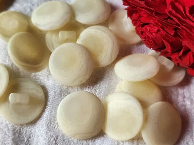 Lot 15 boutons blanc mat veiné à pied fond d'atelier diamètre 1,8 cm ref 1880 - Photo 1/2