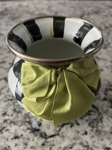 MacKenzie Childs Courtly Check Black & White Enamel Vase with Green Bow - Bild 1 von 6