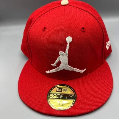 Gorra ajustada Air Jordan para hombre 7 1/2 roja con logotipo bordado 59Fifty New Era Foto 1 de 4