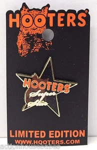 PIN SOMBRERO SOLAPA SUPER ESTRELLA RESTAURANTE HOOTERS INSIGNIA - Imagen 1 de 4