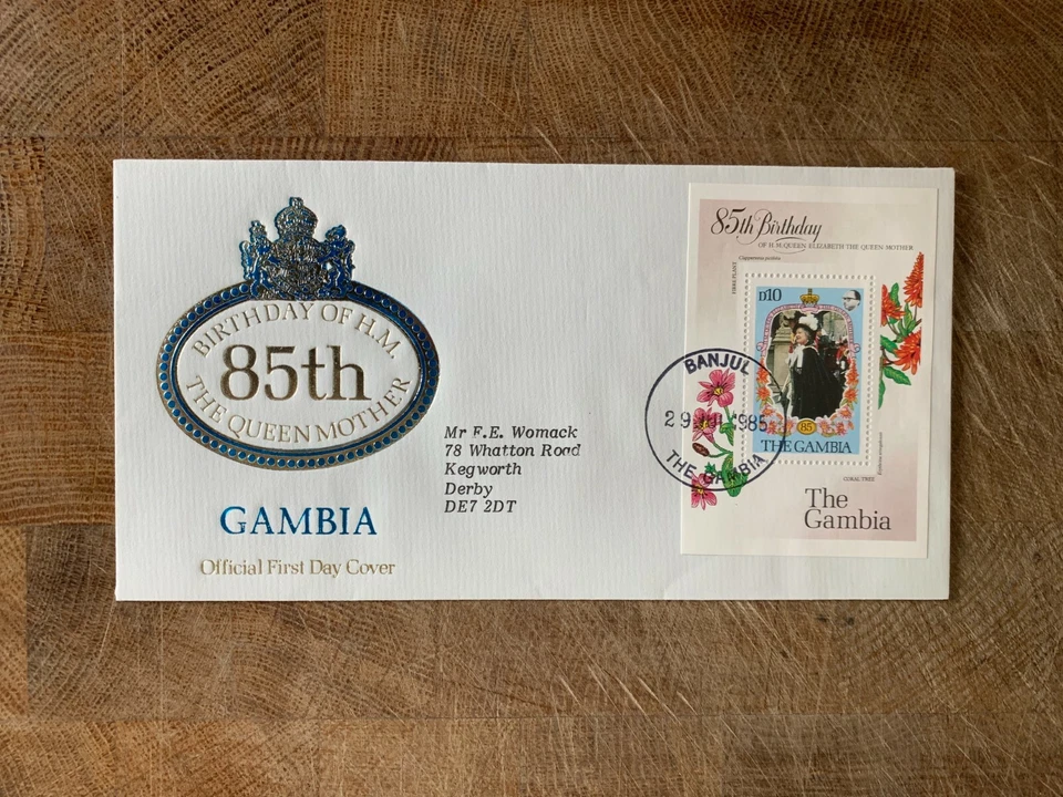 GAMBIA 1985 FDC REINA MADRE 85 CUMPLEAÑOS REALEZA MINISHOJA CORAL ÁRBOL Foto 1 de 1