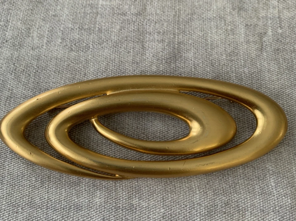"Broche prendedor vintage ANNE KLEIN tono dorado acabado mate forma onda 4,25""" Foto 1 de 4