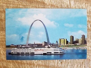 SS AMMIRAGLIO DI FRONTE A EERO SAARINEN GATEWAY ARCH IN ST LOUIS.VTG POSTC*P21 - Foto 1 di 2