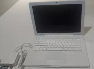Macbook mediados de 2009 MC240LL/A / sin disco duro / sin RAM / Core2 Duo P7450 2,13 GHz / SIN CORREO - Imagen 1 de 7