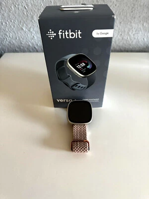 Fitbit Versa 4 by Google – Smartwatch - Bild 1 von 4