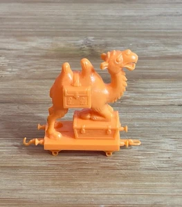 Vintage Kellogg’s Cereal Premium inginocchiato cammello treno figura arancione con gancio giocattolo - Foto 1 di 6