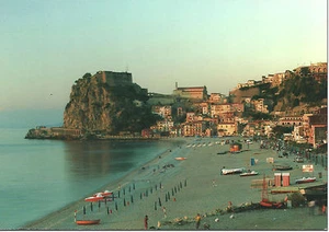 CARTOLINA SICILIA SICILY POSTCARD MESSINA SCILLA SPIAGGIA, CASE E CASTELLO - Imagen 1 de 1