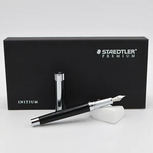 Pluma Estilográfica Staedtler Premium Resina Initium Negra "M" Acero Inoxidable Plumín N.O.S - Imagen 1 de 9