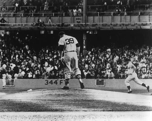 1961 New York Yankees ROGER MARIS Glossy 8x10 Photo '61st Home Run' Print Poster - Picture 1 of 1