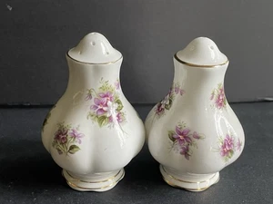 Salero y pimentero Royal Albert Bone China violetas dulces - Imagen 1 de 3