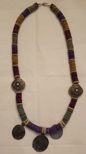 21 Zoll farbiges Puka Muschel Halsband Halskette Kunstsilber Münzen - Bild 1 von 5