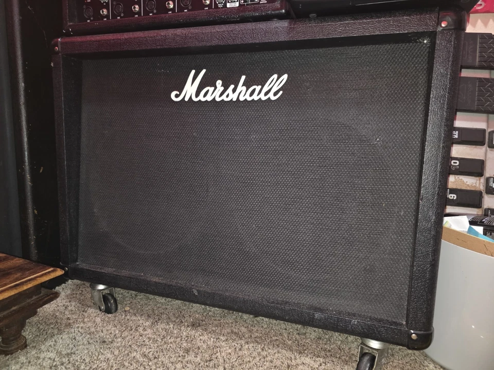 Gabinete de altavoces 130 W Marshall Mc212 2x12 con altavoces Celestion Reino Unido Foto 1 de 2