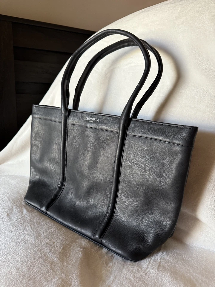 Сумка с короткими ручками Charlotte Lou London The Kensington черная кожаная наплечная сумка - Изображение 1 из 4