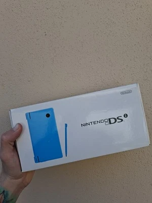 NINTENDO DSI Azzurro Nuovo Fondo Magazzino Console Portatile Videogame Retrogame - Immagine 1 di 4