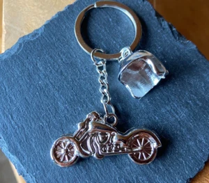 Schlüsselanhänger Motorrad Chopper mit Helm silberfarben NEU Geschenkidee - Bild 1 von 4