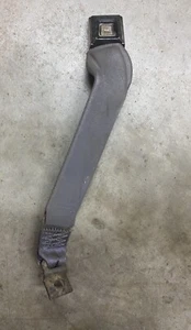 92-96 1994 FORD F150 250 350 REGULAR CAB RIGHT PASSENGER SEAT BELT BUCKLE GRAY - Picture 1 of 3