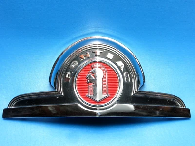 NOS GM 1946 庞蒂亚克银色条纹鱼雷烧烤罩徽章 508620 — 第 1/4 张图片