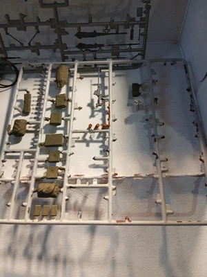 Grappe d’armes et d’accessoires 1/35 peint - Photo 1/4